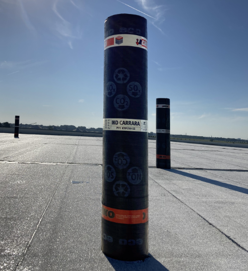 IKO carrara rollen op dak met blauwe lucht_web