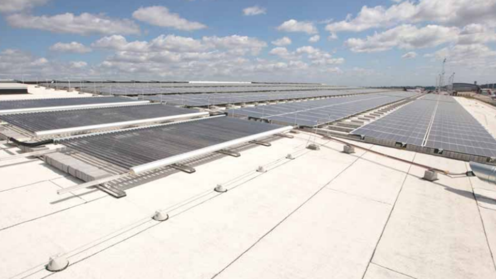 IKO carrara stuk dak met zonnepanelen IKO carrara stuk dak met zonnepanelen